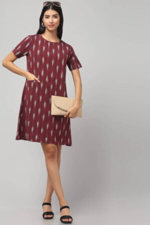 Indian women wearing rosewood maroon handloom Ekat cotton knee length dress with side pocket.