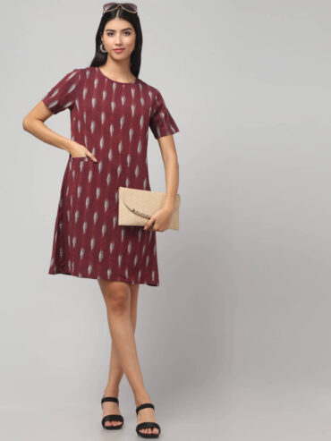 Indian women wearing rosewood maroon handloom Ekat cotton knee length dress with side pocket.